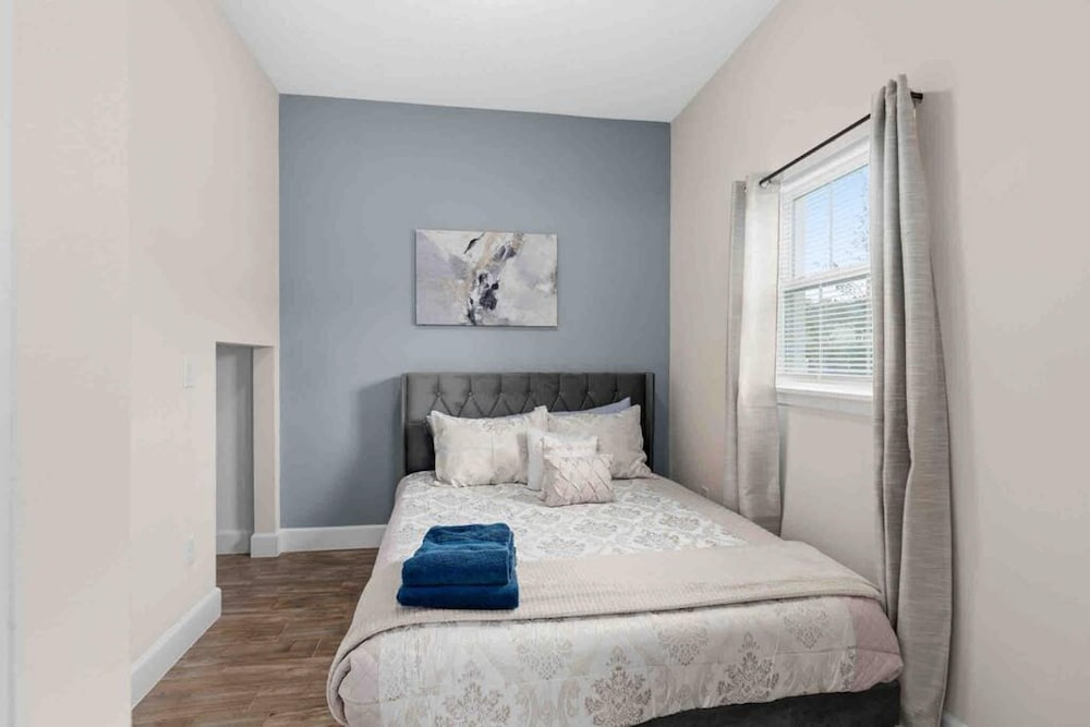 Super Epic- Sleeps 32 TWO Separate Townhomes