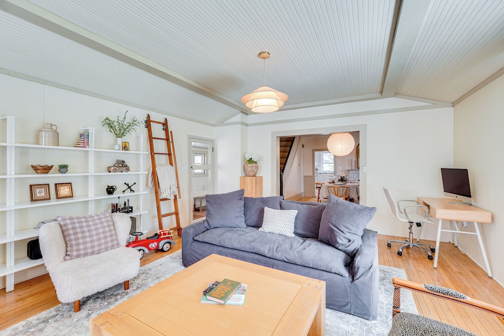 Historic Catskills Farmhouse Cottage by Belleayre