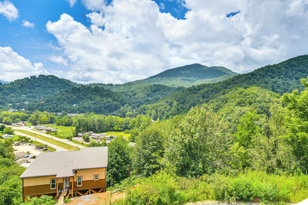 Near Hiking: Mtn-view Maggie Valley Escape!