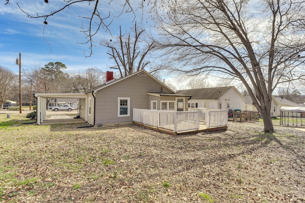 Close to Shops, Eats & Hospital: Roxboro Retreat