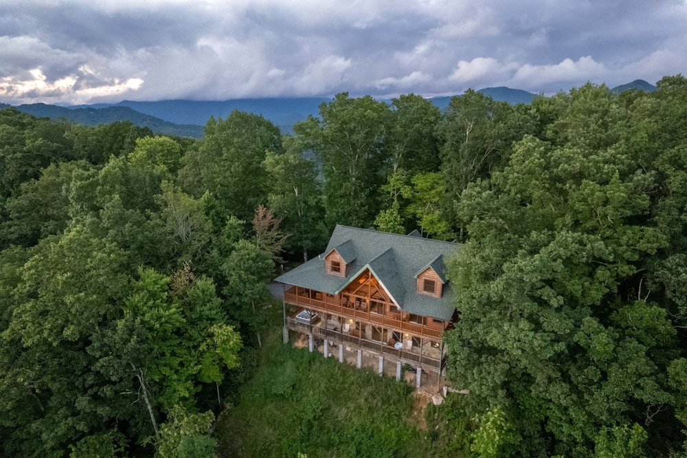 Luxury 4200 Sqft Log Cabin on 50 Acres Sleeps 16