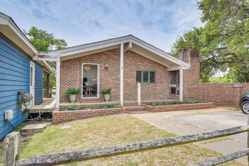 Pet-friendly Buxton Home w/ Balcony, 2 Mi to Beach in Buxton, US