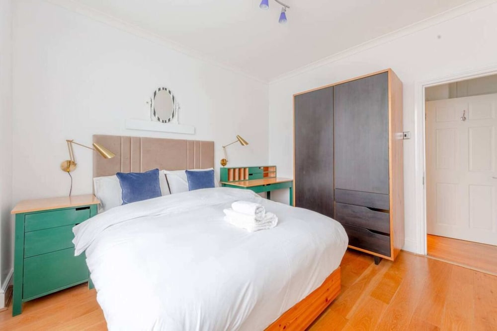 Central and Spacious 2 Bedroom Flat in Kensington