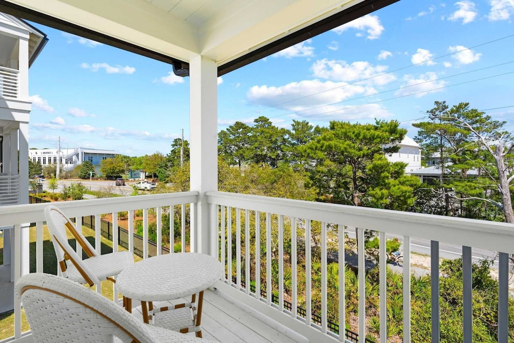 Family-friendly Coastal Escape Grill, Decks & More!