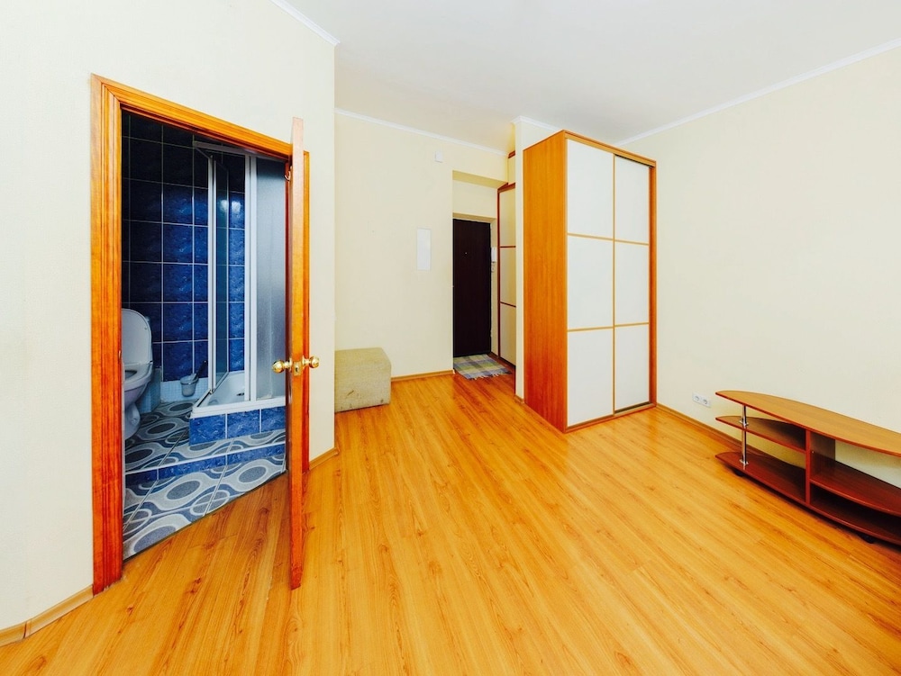 Hotrent Baseina Street Area