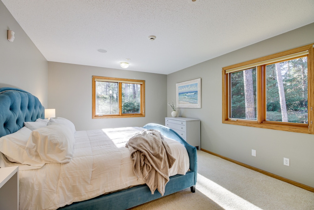 Peaceful Hibbing Getaway: Heated Floors, Fire Pit!