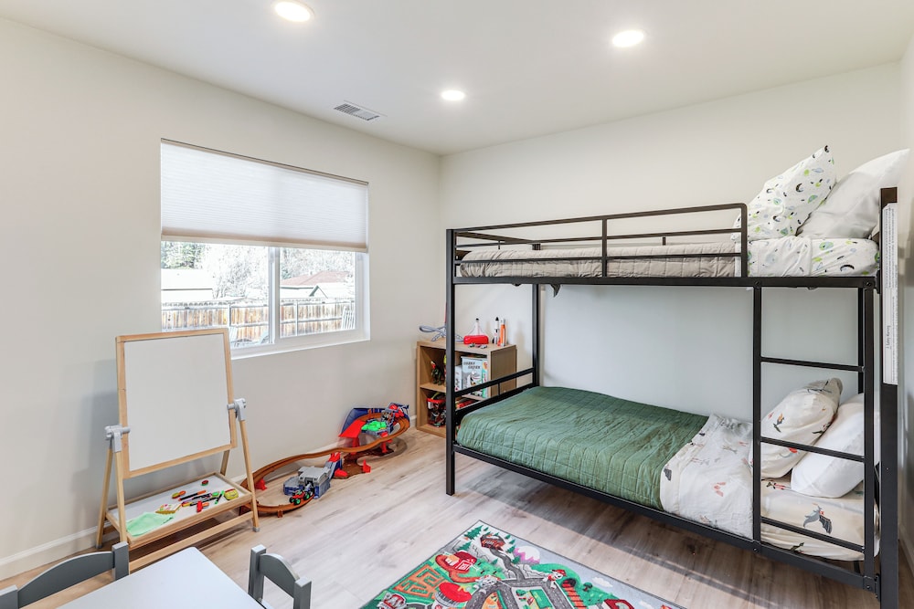 Near NAU & Dtwn! Kid-friendly Flagstaff Retreat