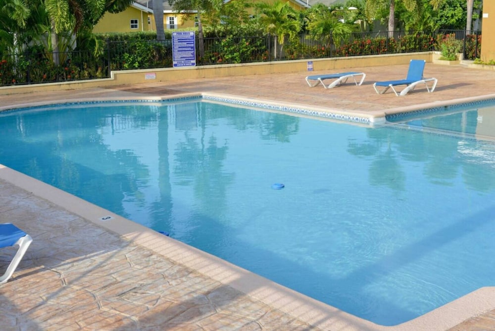 3 King Beds Drax Hall Pool Gym Gated Full Air Con