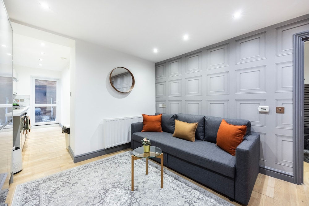 3 Bedroom Apartment by River Thames
