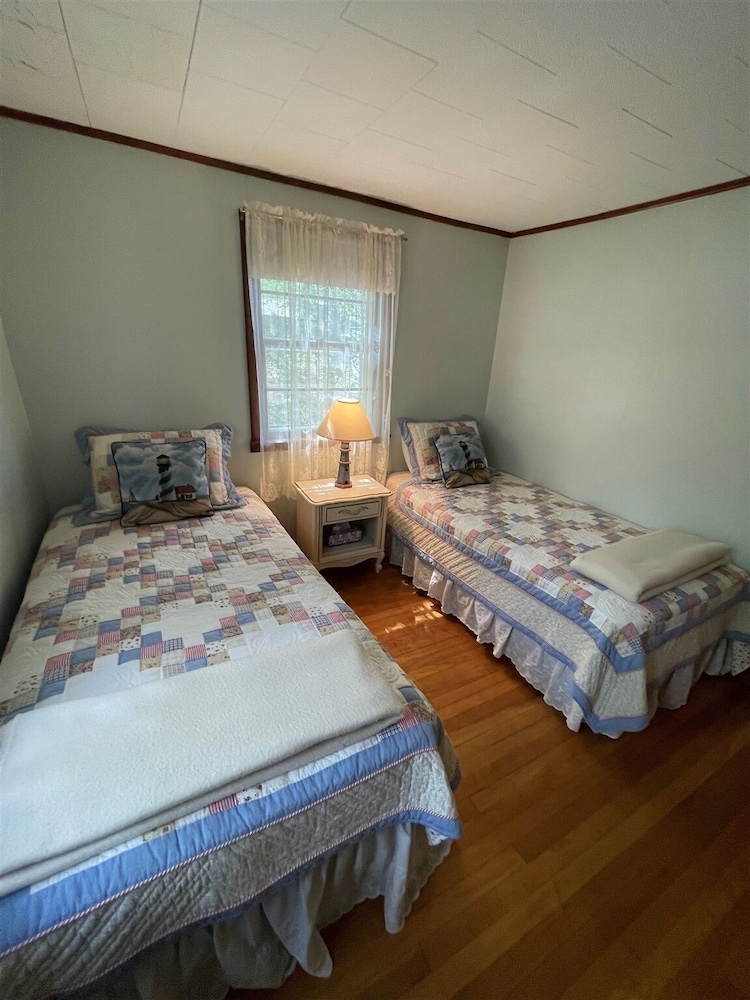 Water's Edge Limit 8 4 Bedroom Cottage by RedAwning view 3