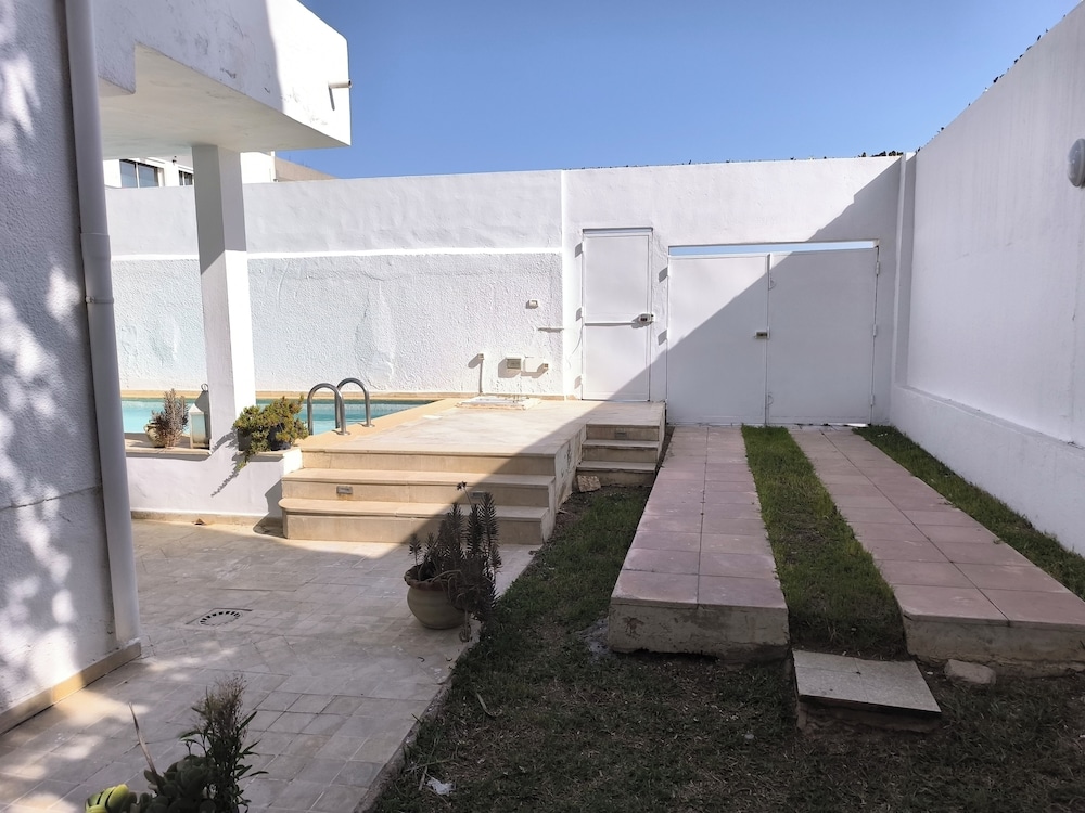 Stylish villa avec parking et piscine