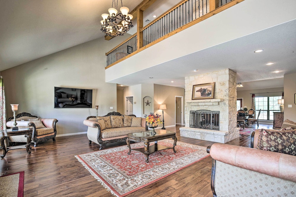 Luxury San Antonio Retreat: 110-acre Private Ranch view 5