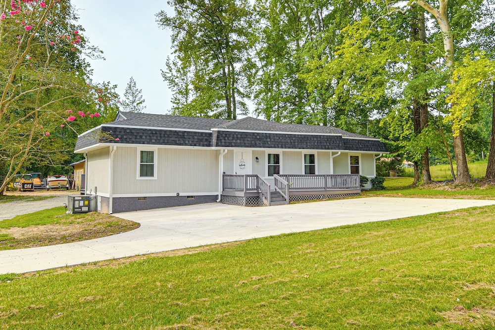 Private Deck & Yard: Home 3 Mi to Dtwn Sanford!