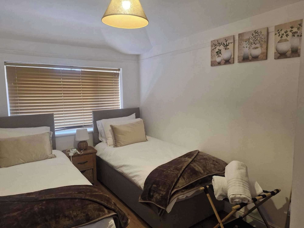 Sleeps 5 - Free Parking - Near Airport & City