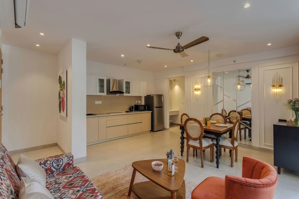 Hidden Gem Luxe Suite w Pool View - 1km to Beach