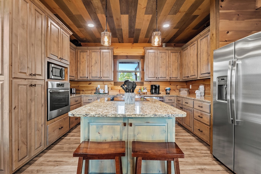 Amazing View Cabin w Gameroom Hot Tub Fire Pit