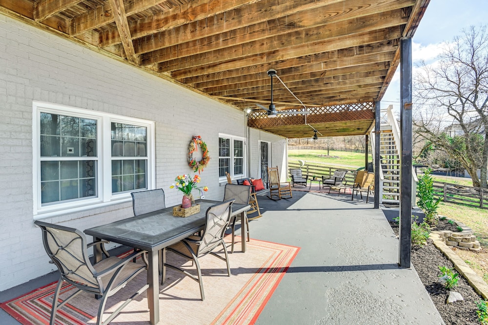 Rustic Cowboy Ranch Retreat: Stay Near Nashville