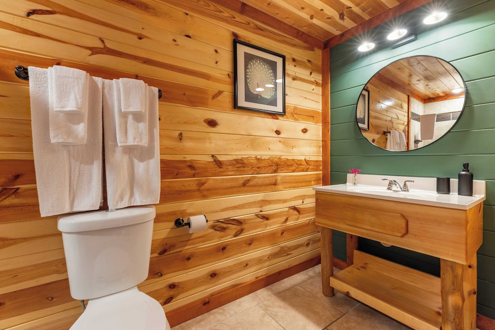 Sleeps 20! Indoor Pool & Home Theater Redesigned Boulder Ridge by Avantstay