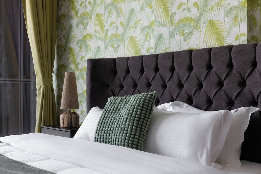 SIMPLY COMFORT Urban Chic Suites in J One Tower City & Canal Views