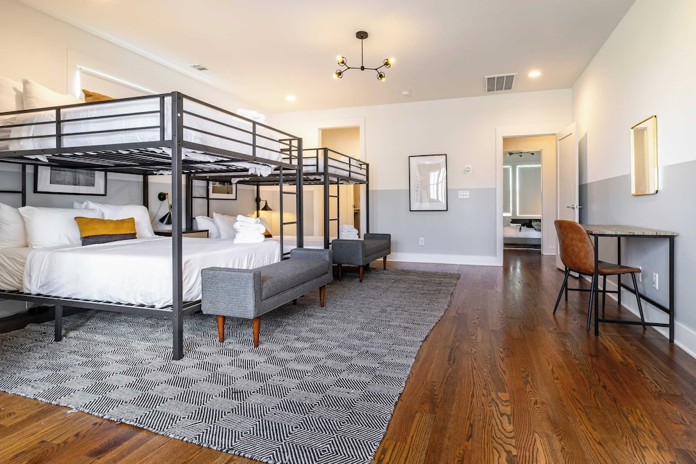 Sleeps 36 3 Townhomes, 12bdr, Mins to DT + Broadway Painted Ladies Nashville
