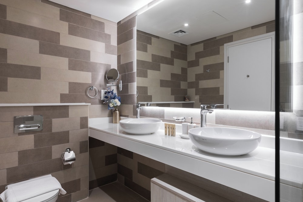 Maison Privee - Elegant Palm Retreat w/ Iconic Sea and Marina Vws