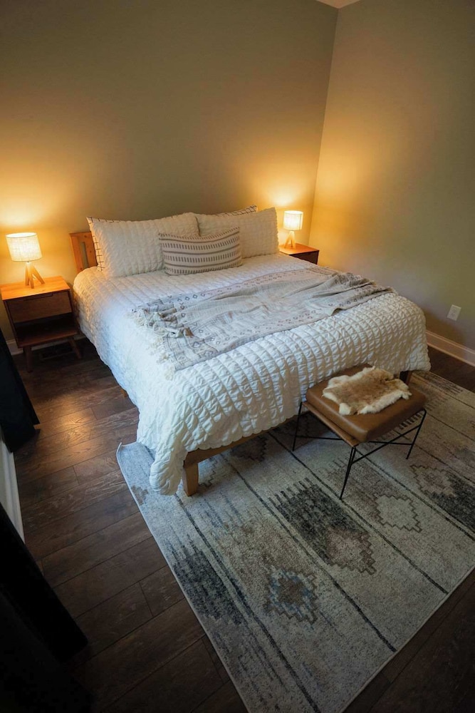 Modern 2 BD Cabin With hot tub & Games & Central Loc