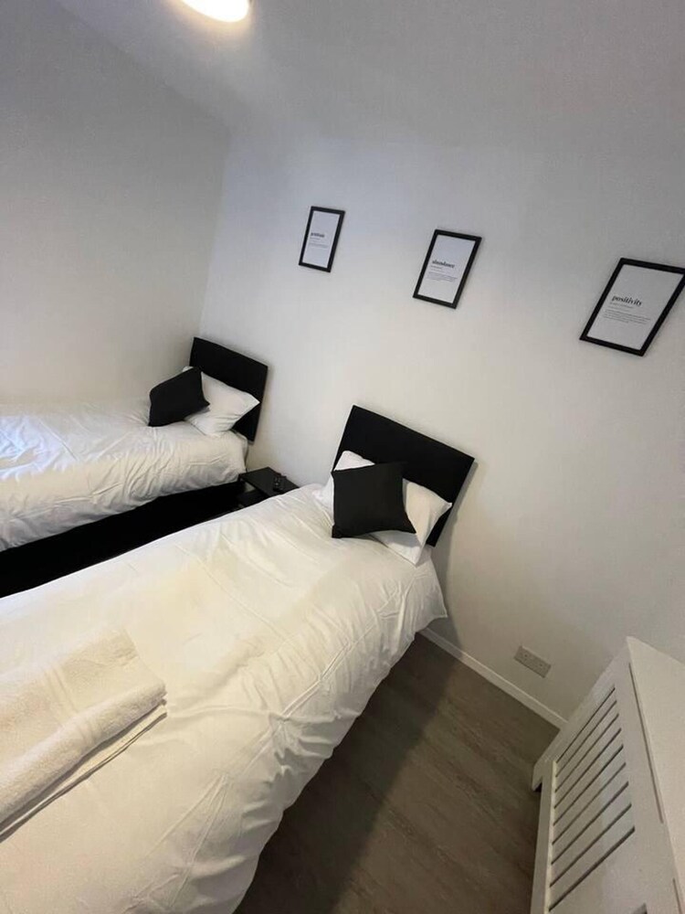 Luxury Spacious 2-bed House in Brentwood Essex view 5