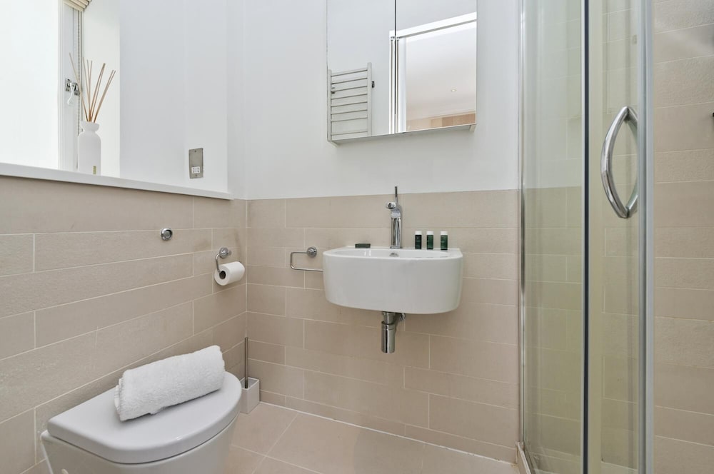 Immaculate two Bedroom Apartment in Chelsea by Underthedoormat