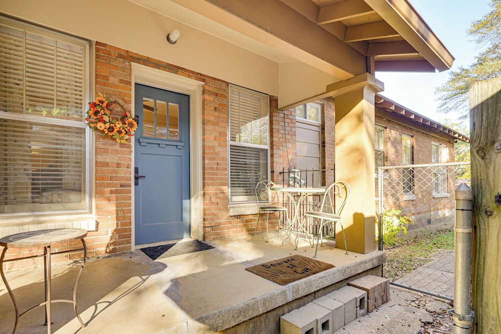 < 1 Mi to Dtwn Texarkana: Couple's Retreat w/ Yard