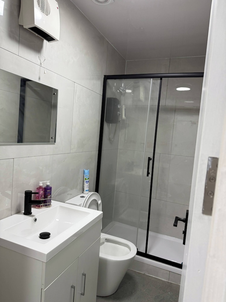 Peaceful Luton Apartment With Electric Heating & Wifi