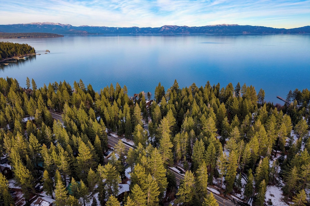 Westlake Cabin by Avantstay Hot Tub, Near Skiing, Walk to Restaurants & Lake!