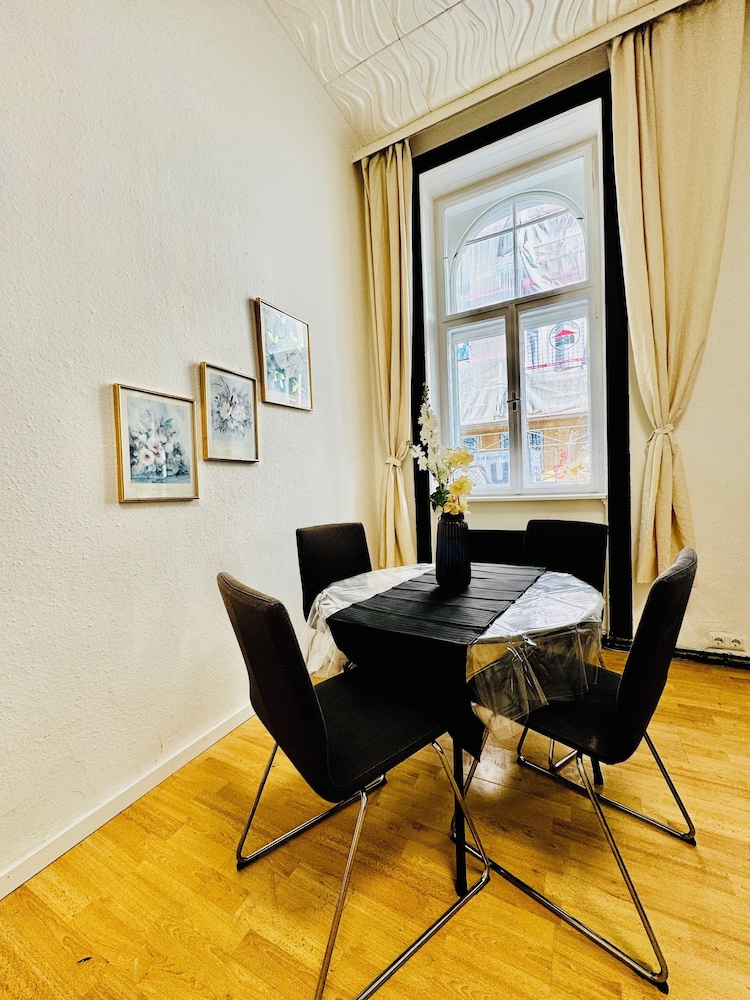 Cozy 2 Room Stay for 5 Near Stadthalle