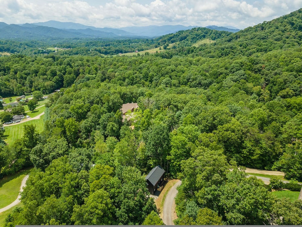 Hot Tub Nestled in the Forest w Chef s Kitchen