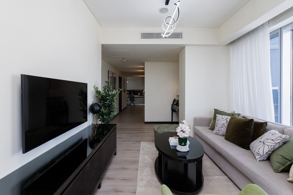 Chic 1BR in Dubai Marina w Direct Mall Access