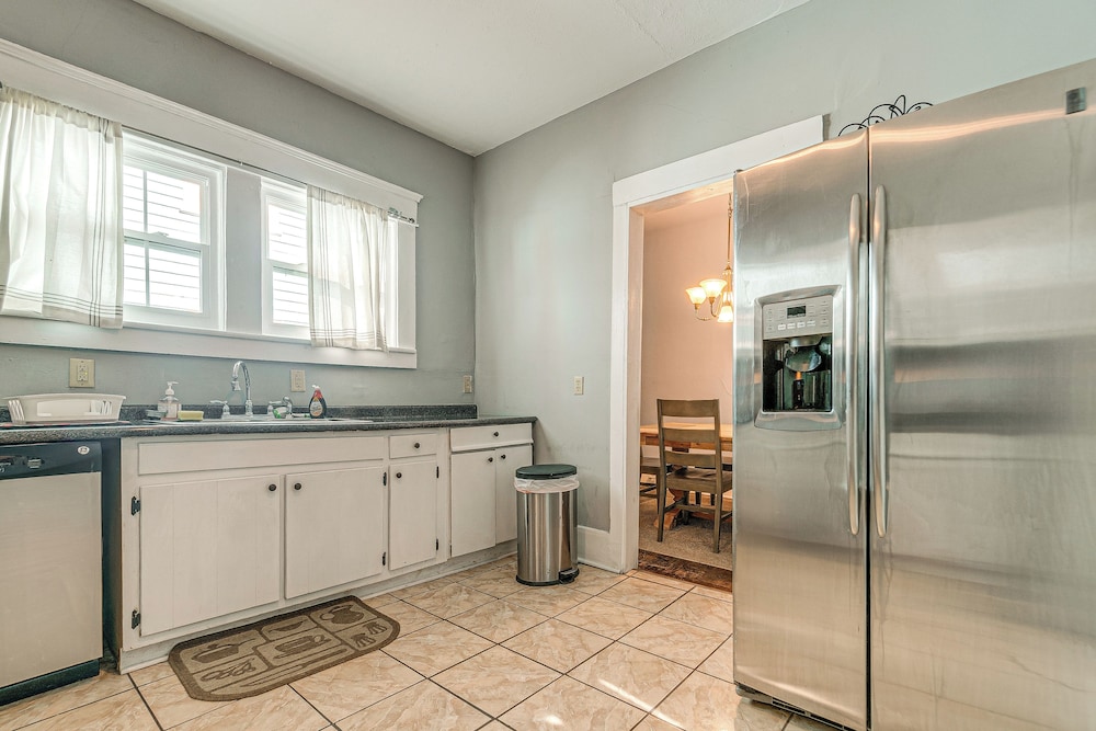 Family Retreat w/ Yard < 1 Mi to Dtwn Durham!