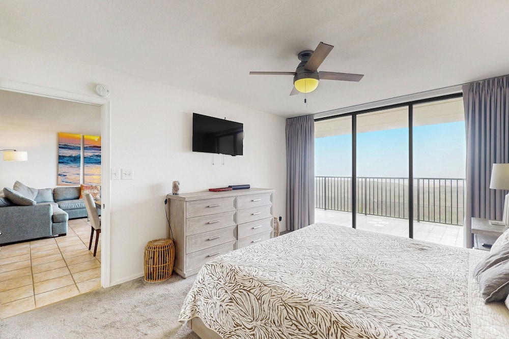 All-suite Beachfront 3BR w/ Gulf Views & Pools
