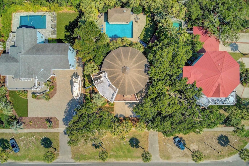 Private Pool, Putting Green & Steps to Isle of Palms Beach Paradise on Palm