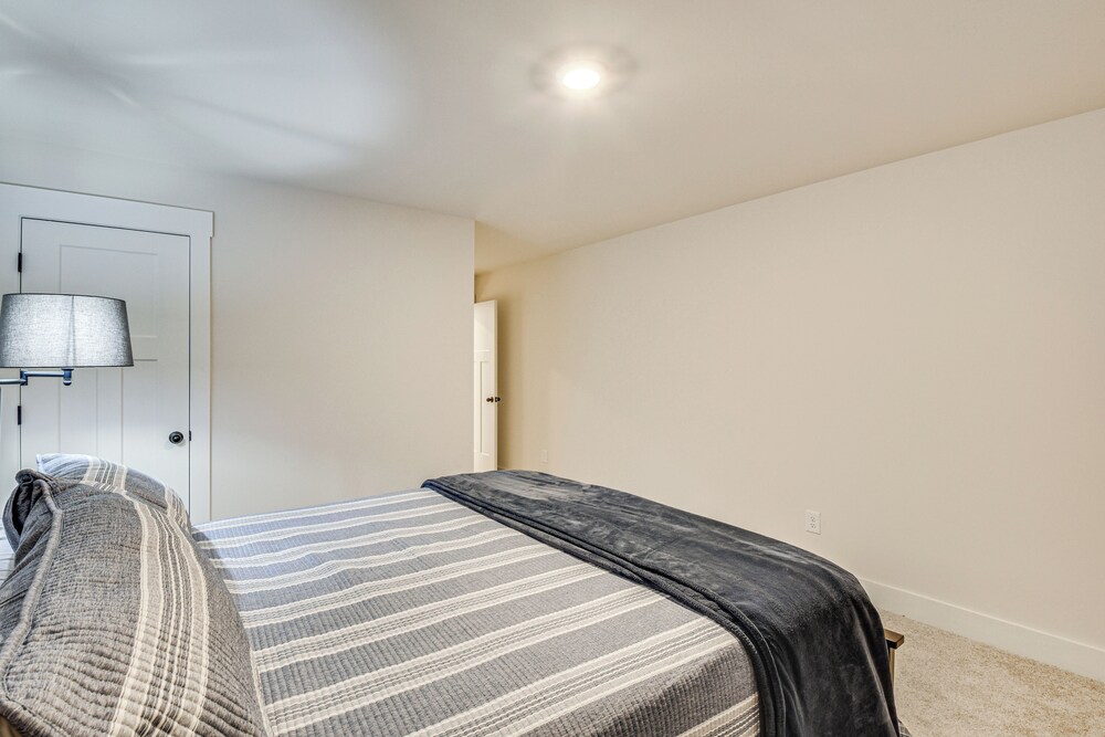 5 Mi to Memorial Stadium & Beach: Modern Townhome
