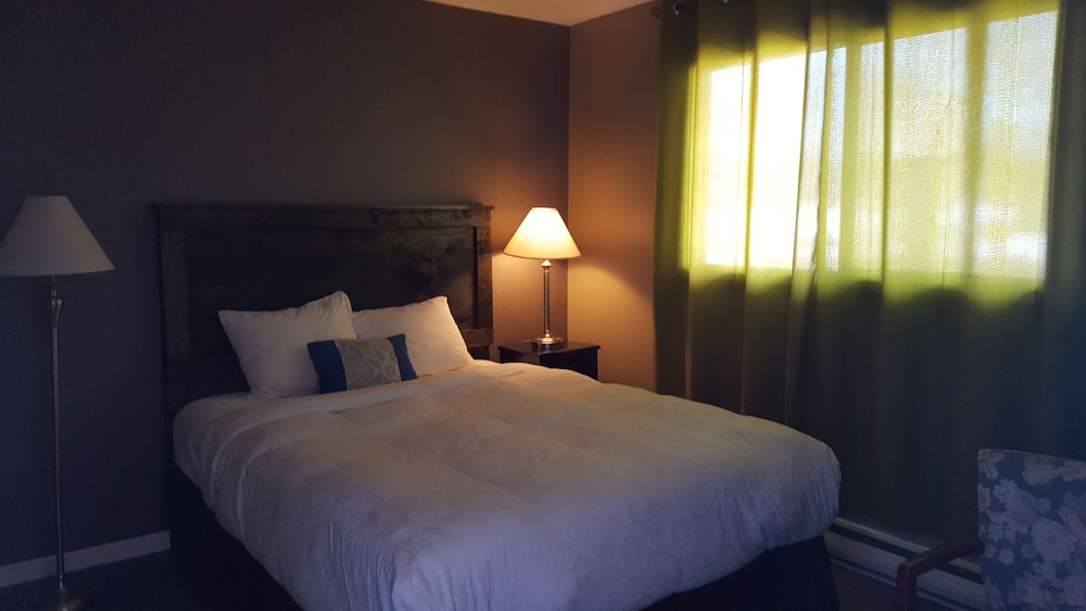 Greenside motel