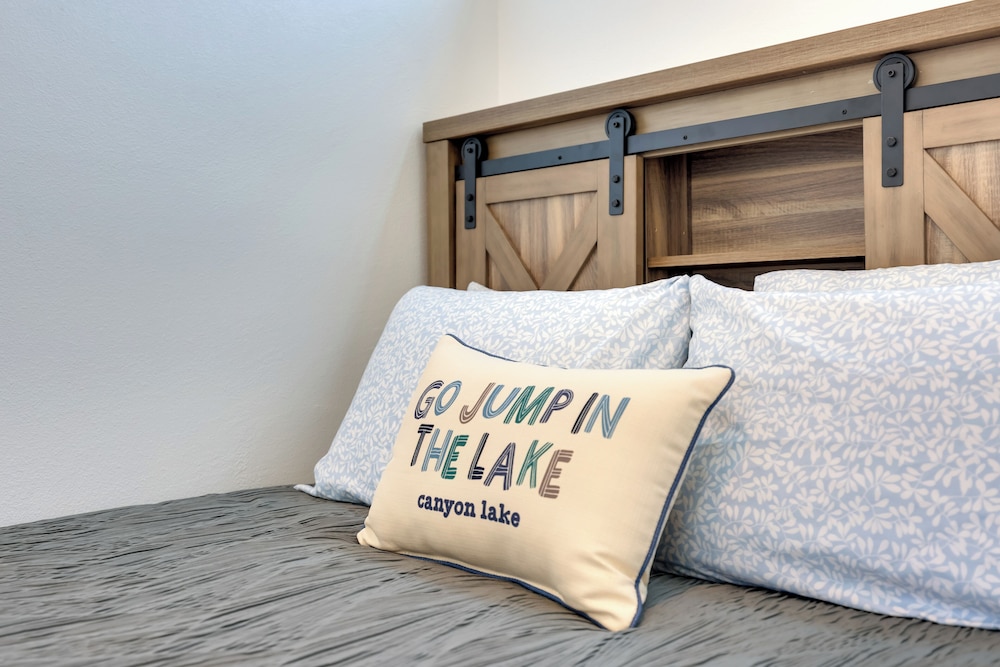 Cozy Canyon Lake Studio w/ Forest & Creek Views!