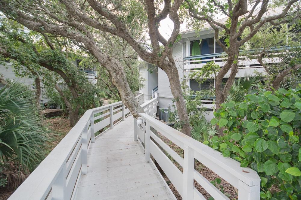 Tastefully Decorated Sea Woods Veranda Close to Pool Fitness Room Sv162 view 3