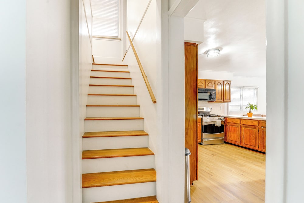 13 Mi to Downtown Detroit: Bright Home