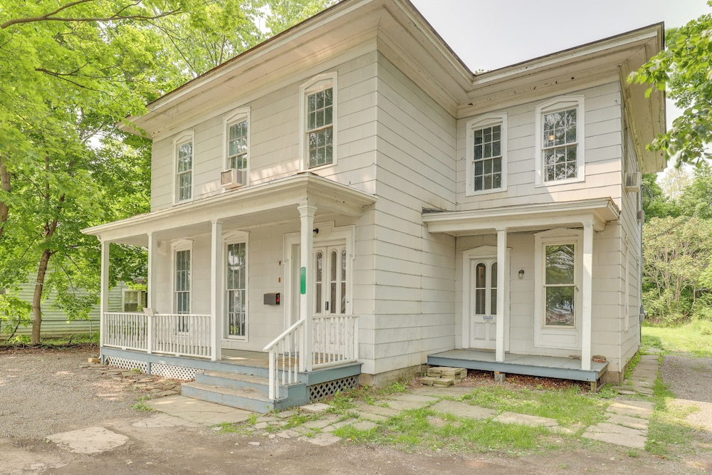 8 Mi to Keuka Lake: Walkable Apartment in Bath