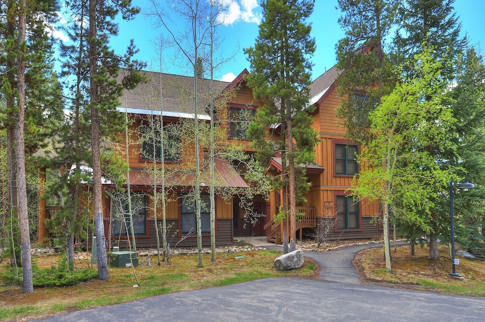 8757 Trappers Crossing 1 Bedroom Townhouse by RedAwning