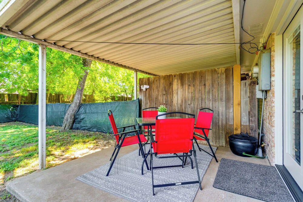 2 Mi to Texas A&m: Pet-friendly Duplex w/ Yard!