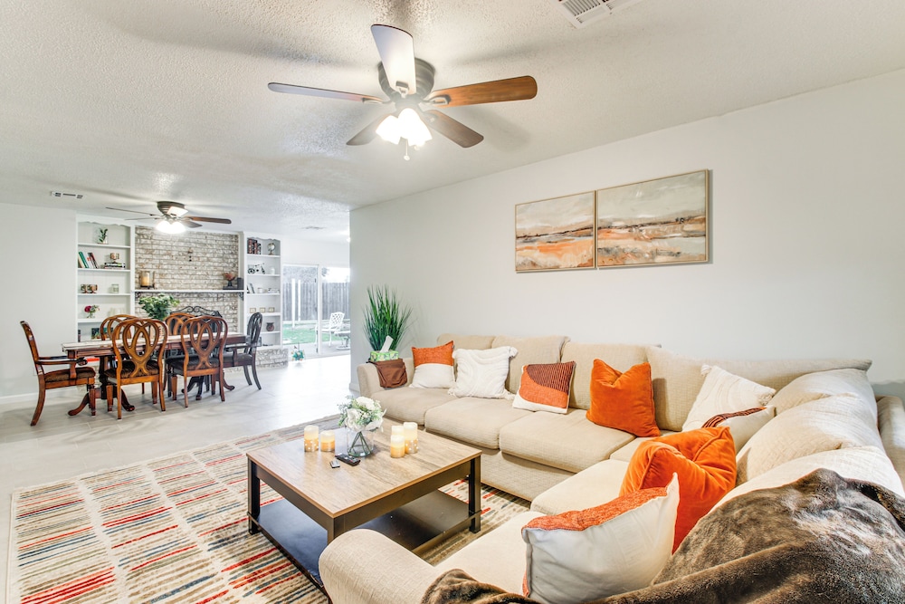 5 Mi to Museum of the Great Plains: Home w/ Patio
