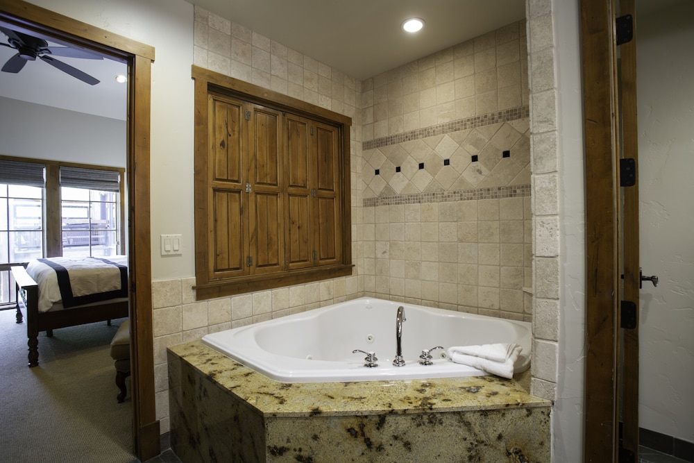 3 Bedroom Condo with Spa - Silver Baron Lodge 3 Condo