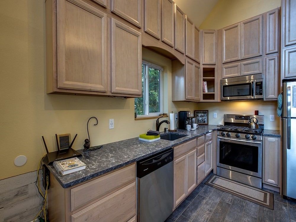 02GS - WiFi - D/W - W/D - Sleeps 8 view 2