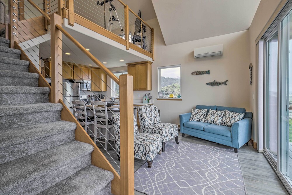 Chic Beachfront Abode w/ Balcony & Beach Access! view 2