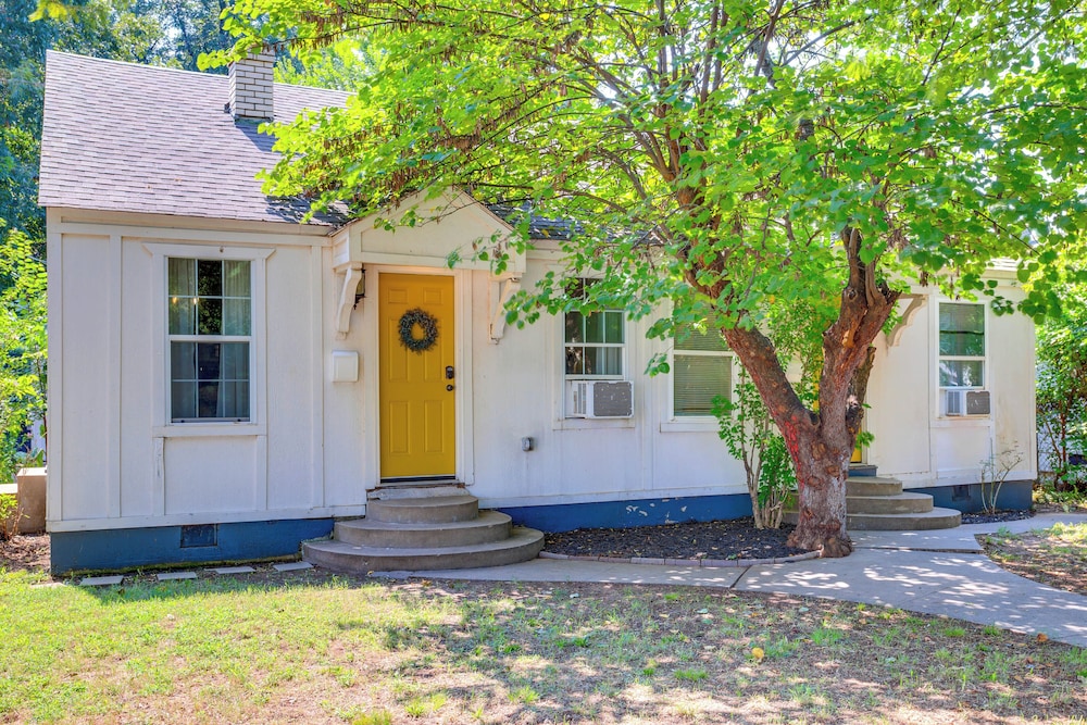 Modern OKC Duplex in Plaza: Steps to Shops & Bars!